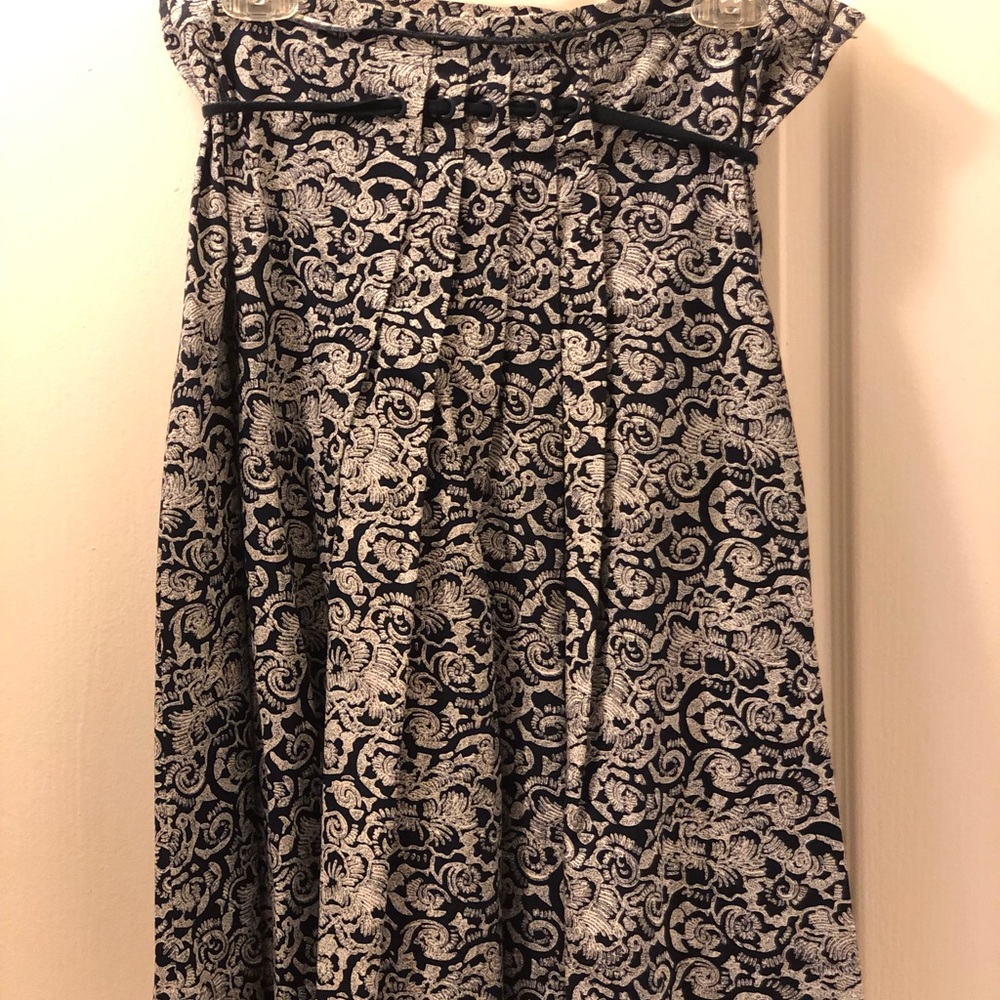 Size 8 ADEC2 navy and whit paisley skirt. Great condition.